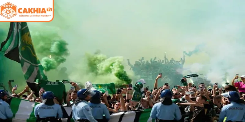 Primeira Liga Bồ Đào Nha Và Sức Hút Mãnh Liệt Tại CakhiaTV 2 CĐV rực lửa trên khán đài trong trận derby Lisbon